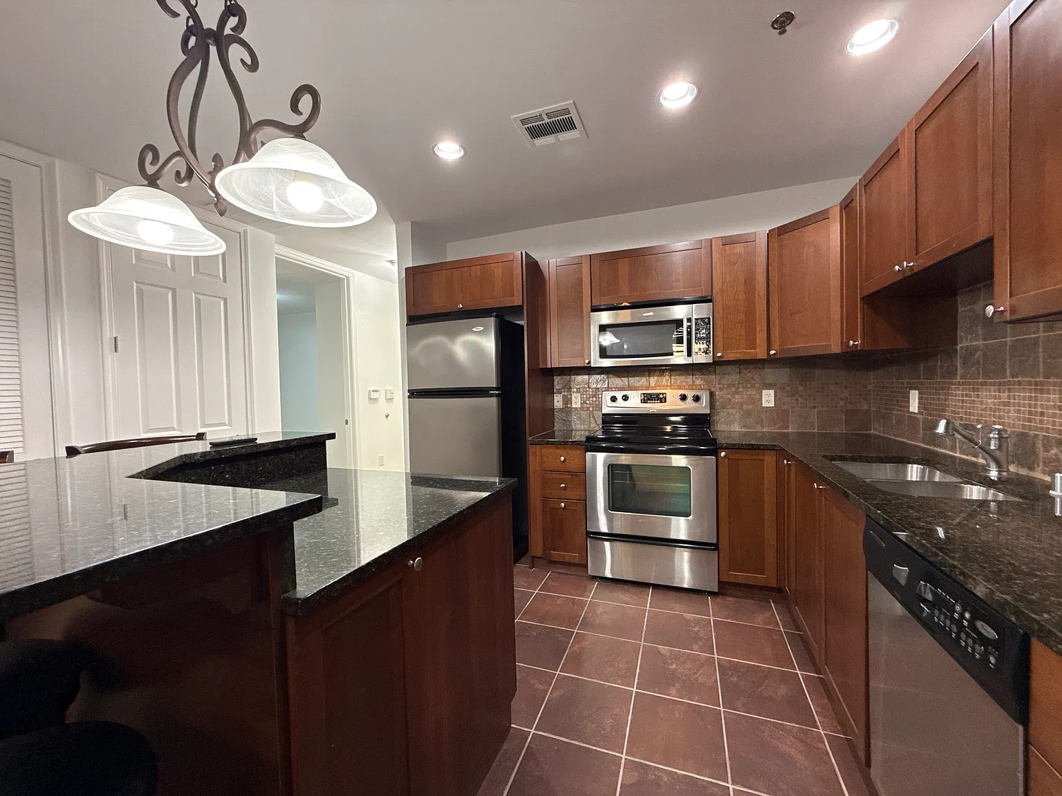 2 bed, 784 sqft, $1,450 — Photo 3