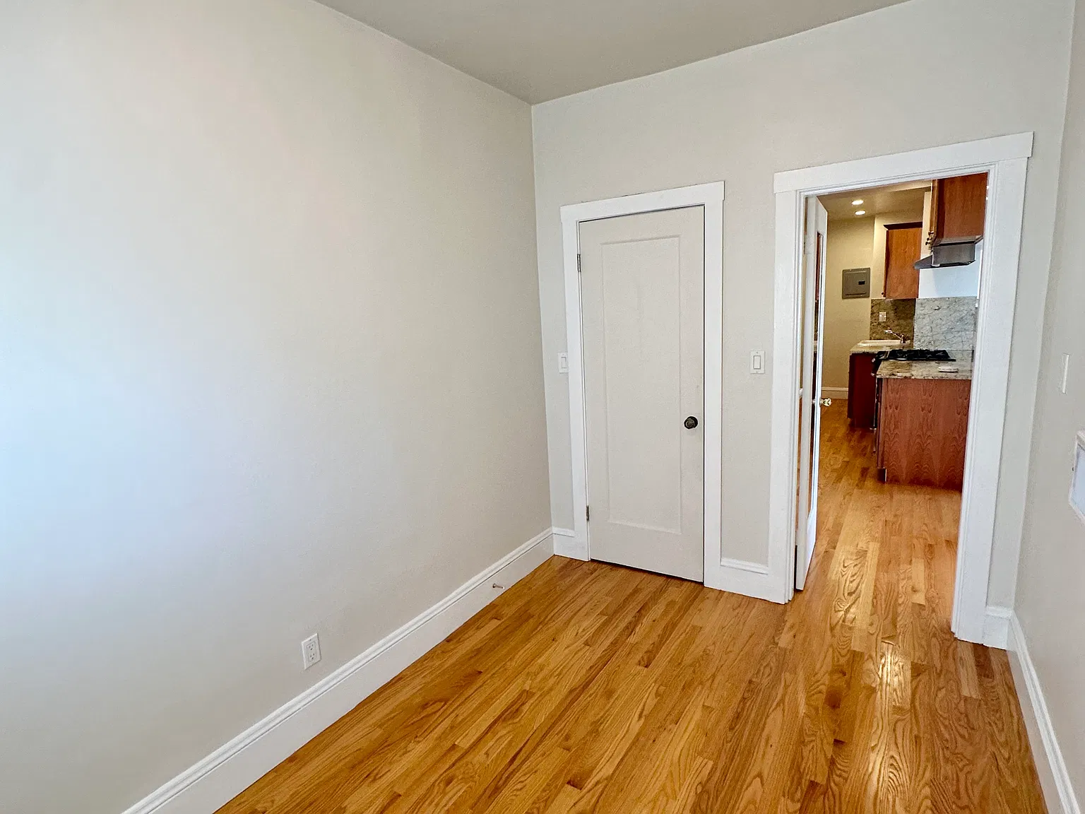 3 bed, 1000 sqft, $9,900 — Photo 4