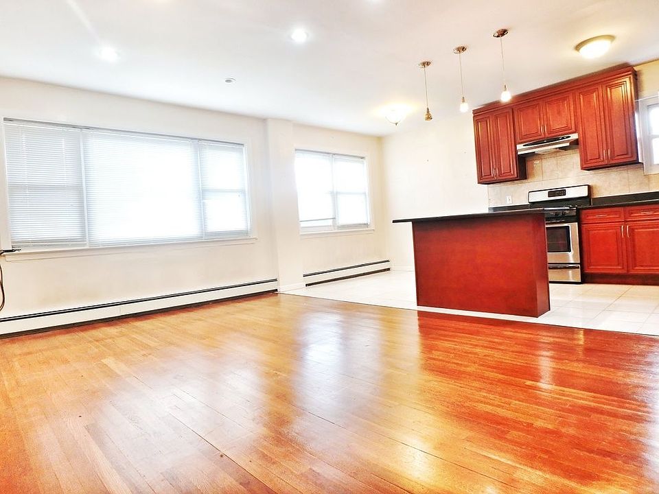 1st image of 25-01 Crescent St #3