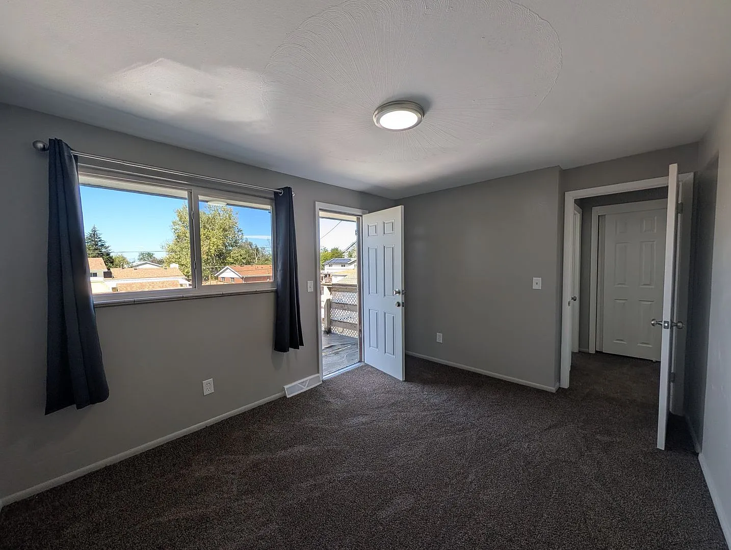 Comfortable 4 Bedroom Townhome In Aurora — Photo 3