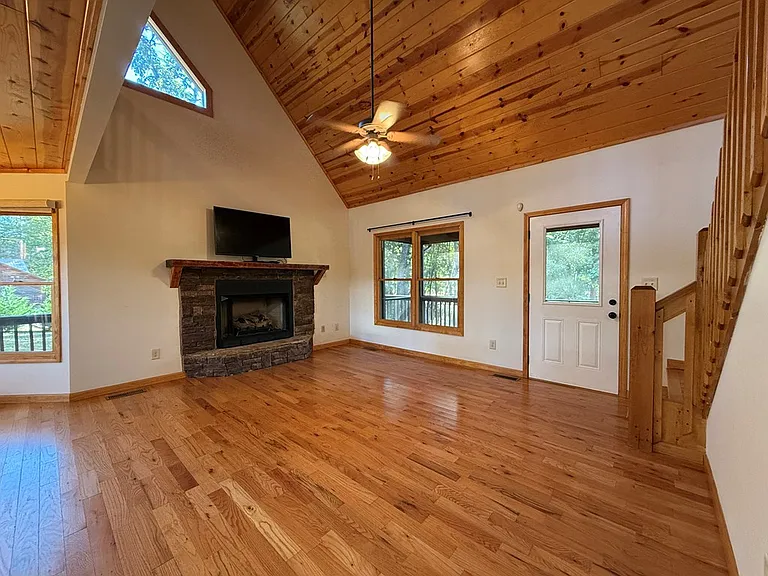369 Farmer Cir — Photo 2