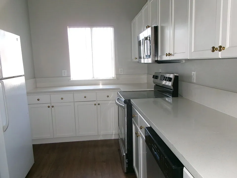1201 E G St