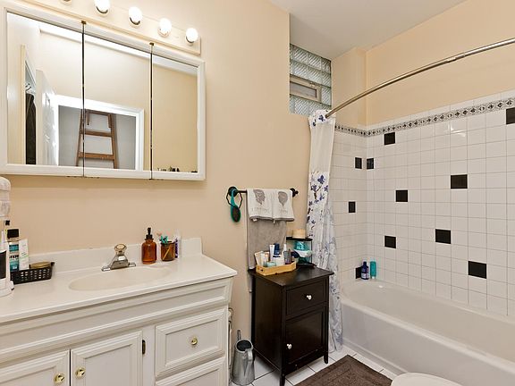 4th image of 1819 W Armitage Ave