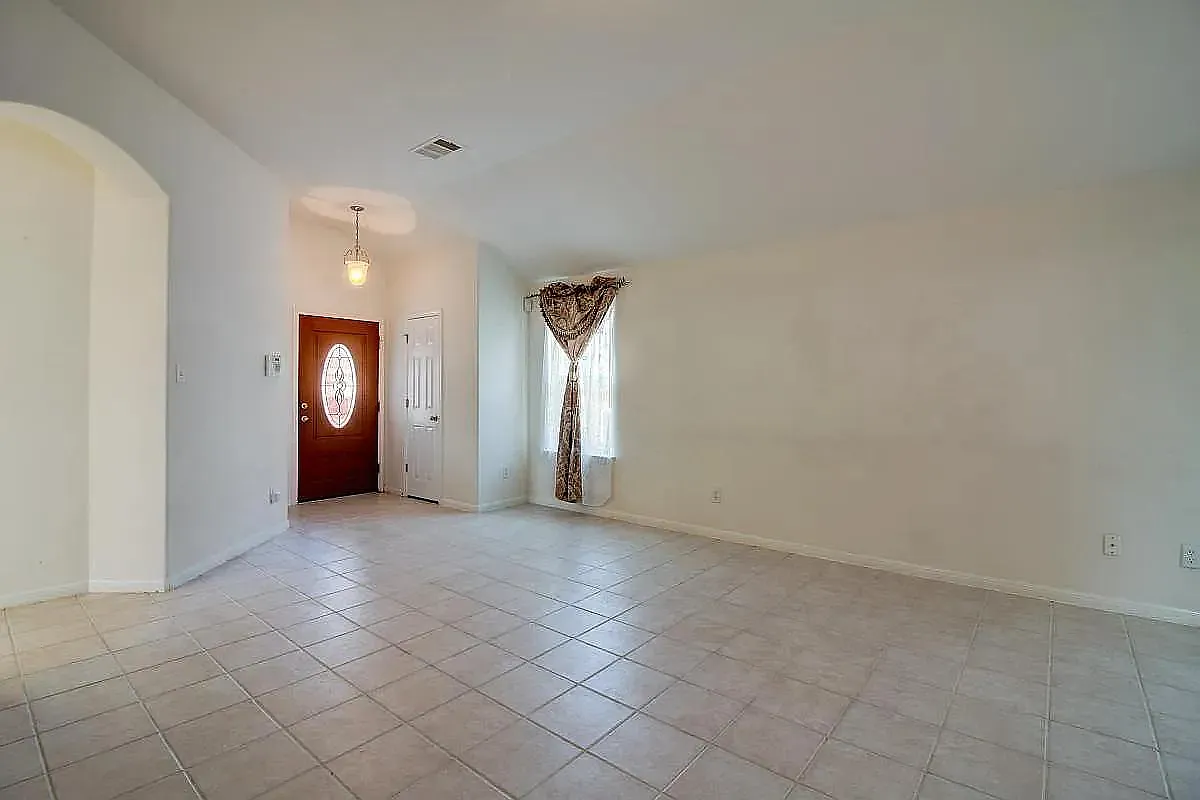 4 bed, 1963 sqft, $2,200 — Photo 4