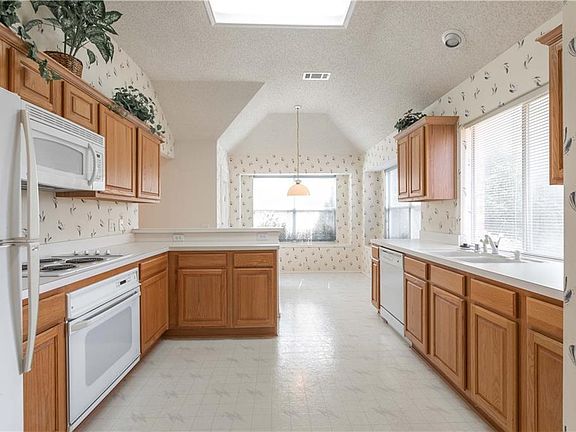 5th image of 2410 Conifer Dr