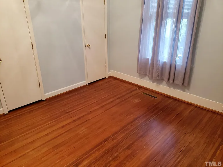 204 E Davis St — Photo 12