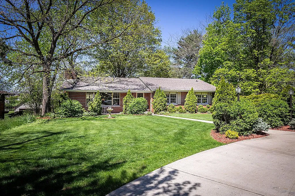 2610 N River Rd photo 1