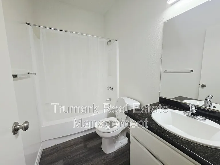 14605 Burbank Blvd #103 — Photo 10