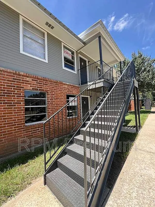 2 bed, 1.0 bath, 700 sqft, $925 — Photo 2