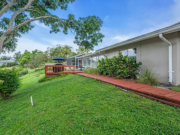 2732 Valencia Dr — Photo 16