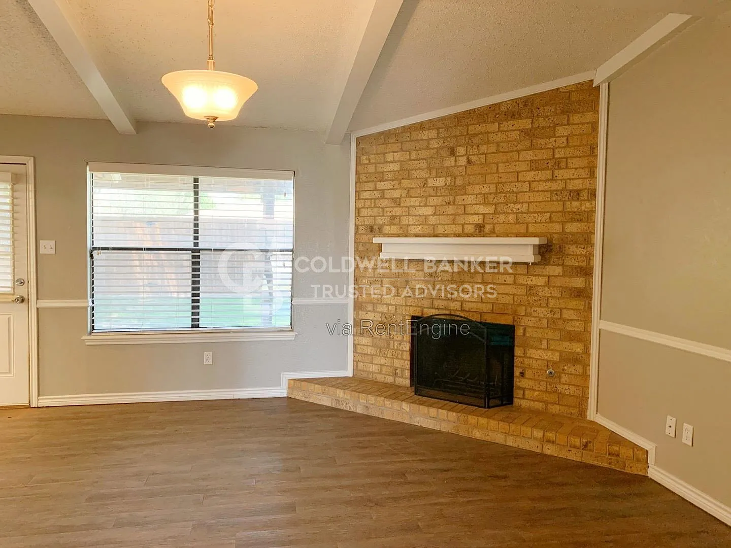 3 bed, 2.0 bath, 1323 sqft, $1,425 — Photo 2