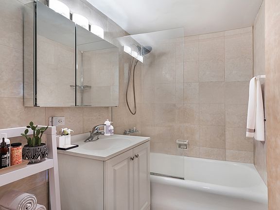 4th image of 320 E 42nd St APT 1908