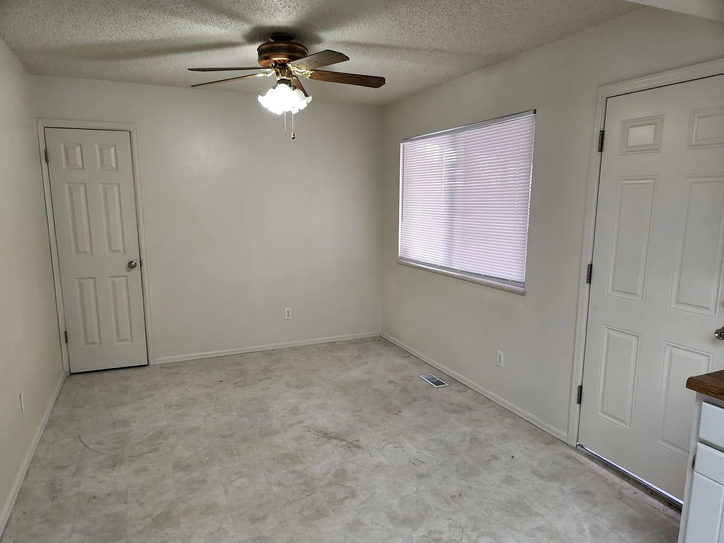 All Prospective Tenants Must Submit A On Line Application And Be Pre-Qualified Prior To Any Showi... — Photo 4
