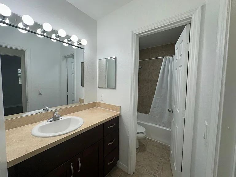 2640 NE 8th Ave — Photo 24