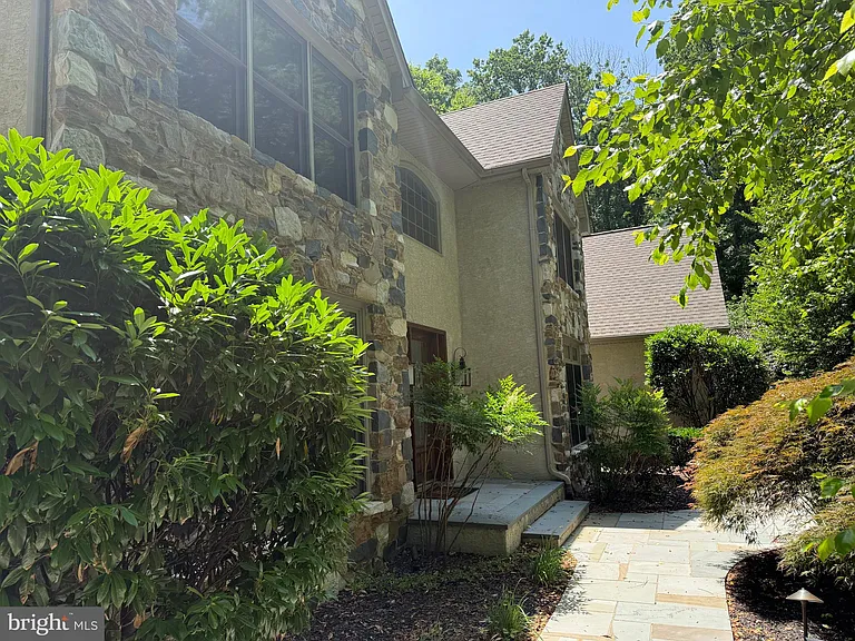 1714 Hickory Hill Rd — Photo 3