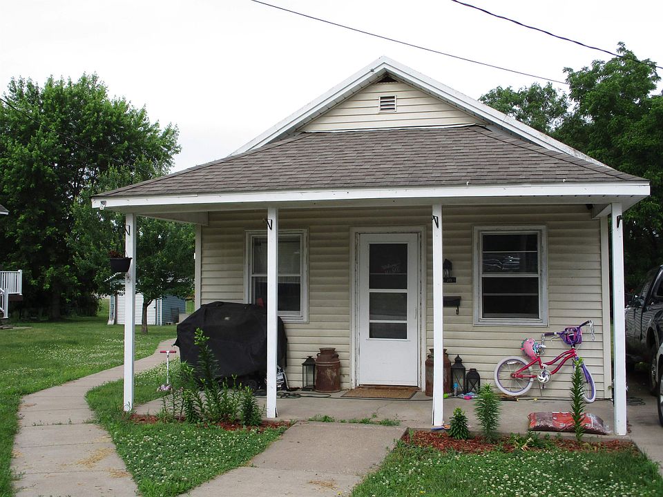 1st image of 215 S Prairie St
