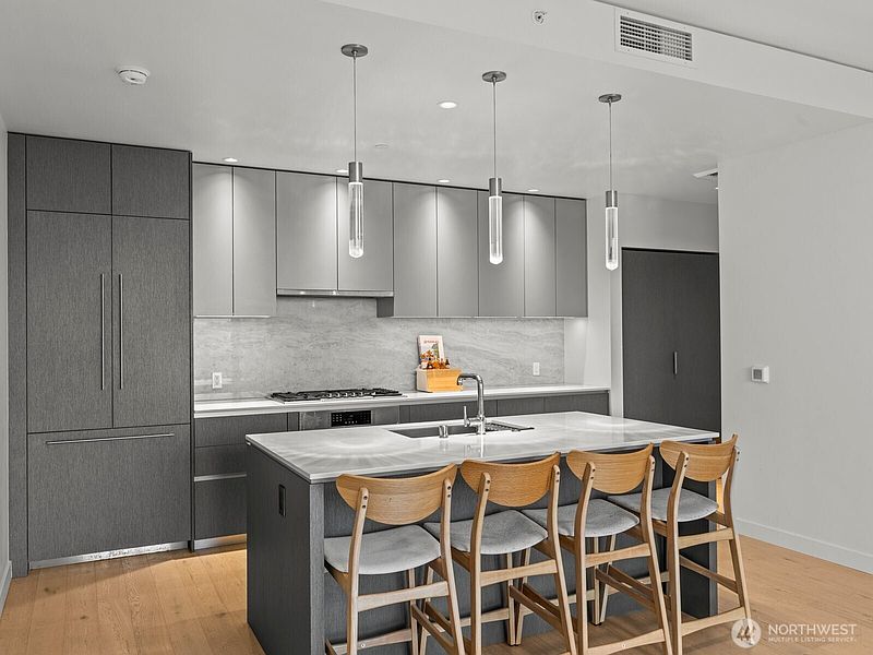 5th image of 2510 6th Avenue #2410