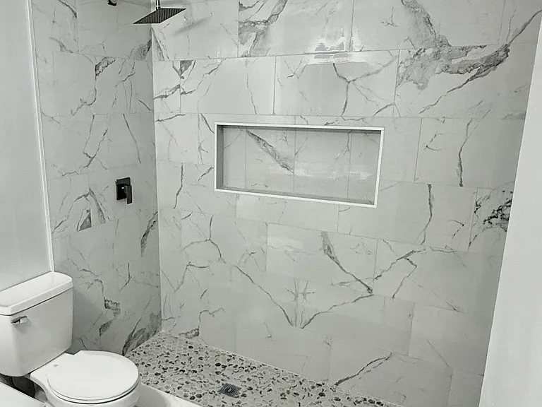 Main bathroom (double headed shower)