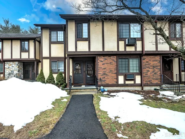 110 Foxwood Close #110, Milford, CT 06461