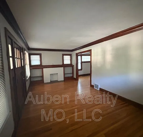 5424 Charlotte St — Photo 2