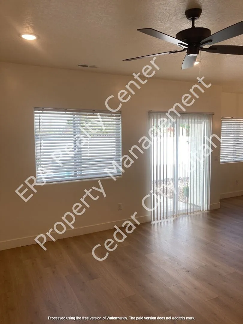 Move-In Discount!! - 3 Bed - 2.5 Bath - Large Condo - 2 Car Garage — Photo 4