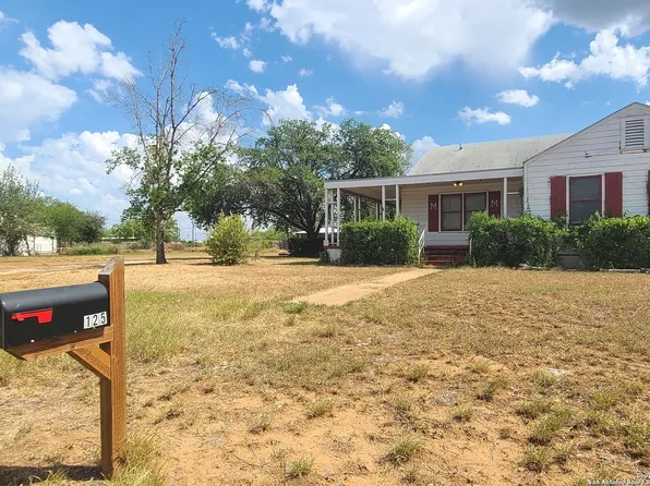 125 W Curtis St, Dilley, TX 78017