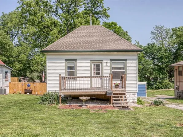 225 Emerson Ave, Bonner Springs, KS 66012