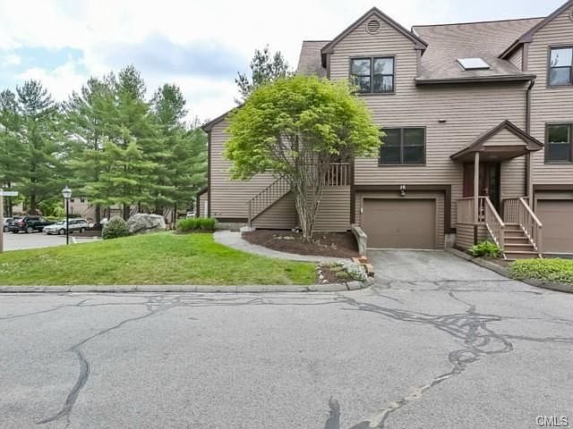 Welcome to 16 Willowbrook Circle in the Northbrook Condominium Complex.
