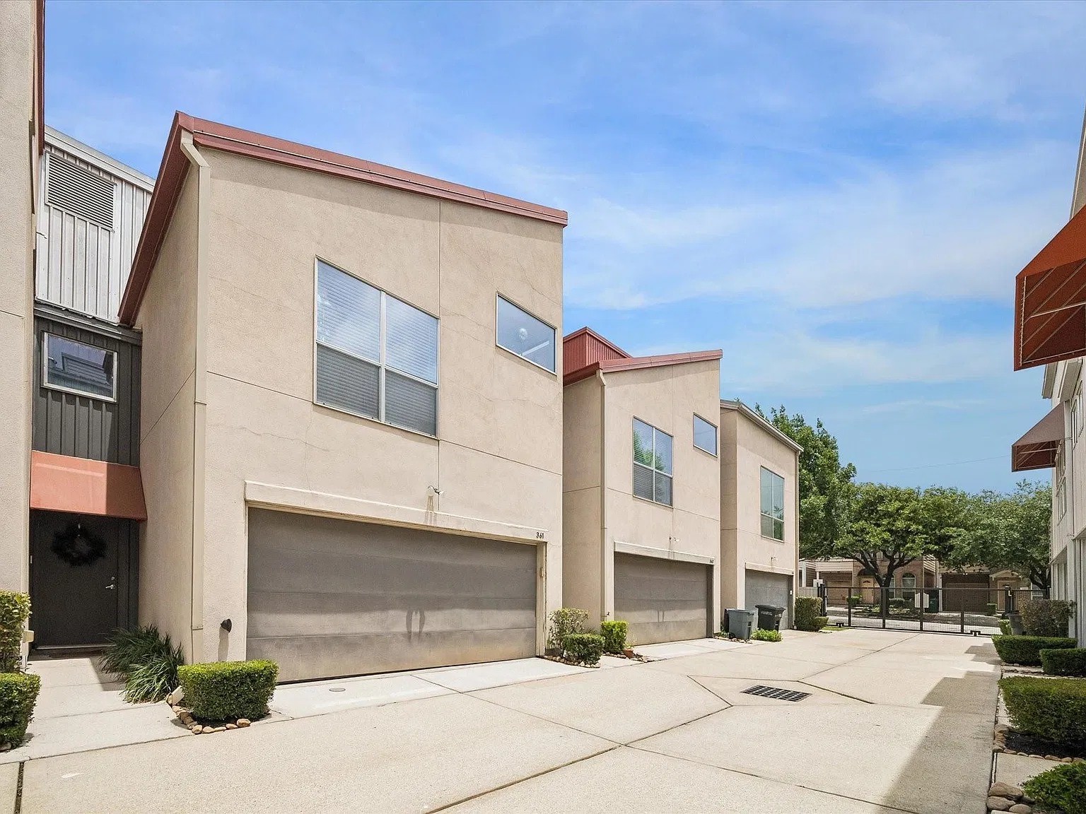 3 bed, 2.0 bath, 1517 sqft, $2,400 — Photo 2