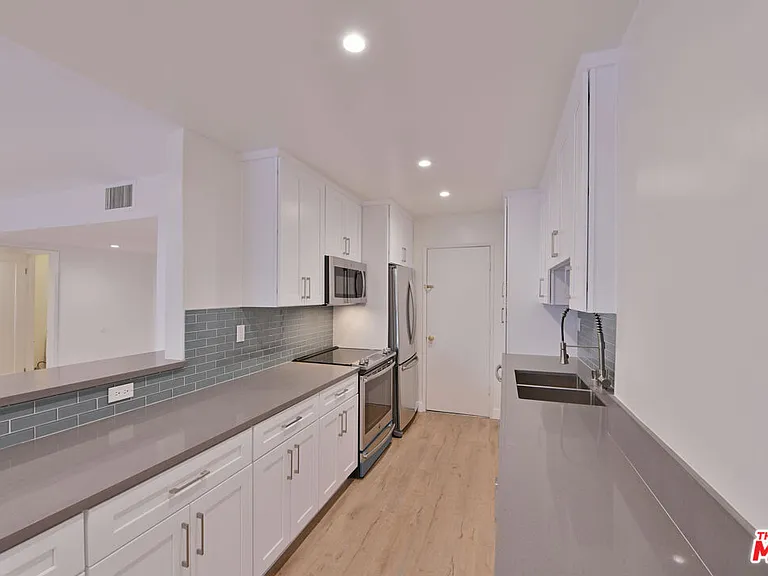 136 S Palm Dr #203 — Photo 4