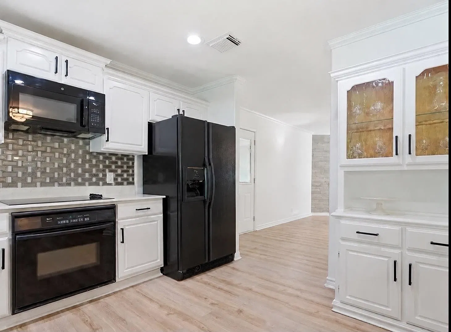 3 bed, 1963 sqft, $2,500 — Photo 2