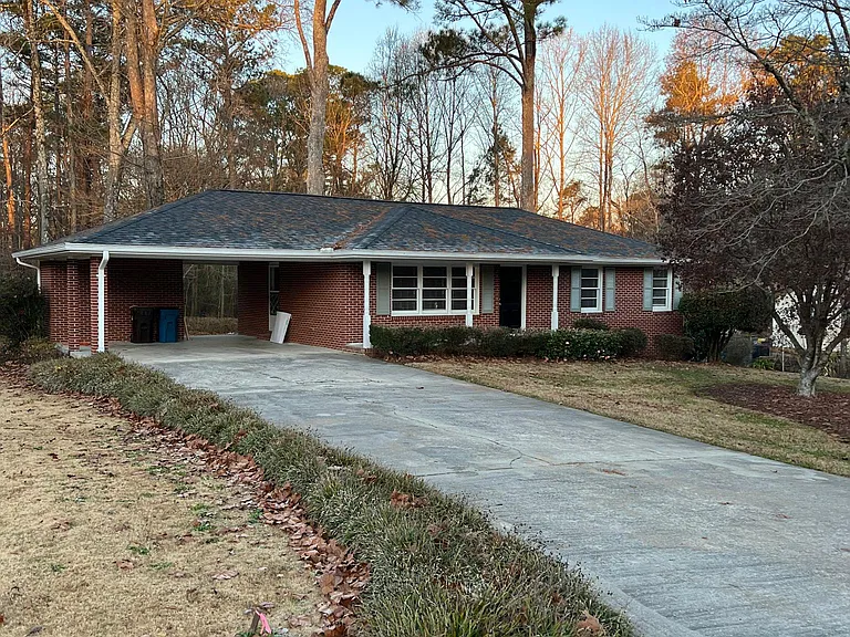 212 Manning Dr — Photo 1