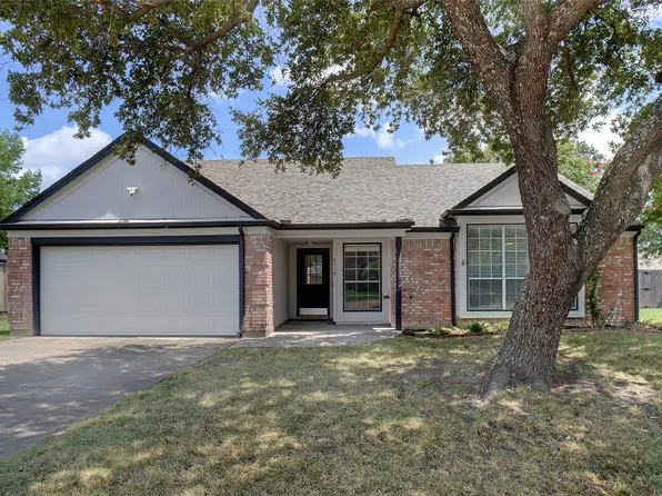 8018 Yacht Club Dr, Rowlett, TX 75089