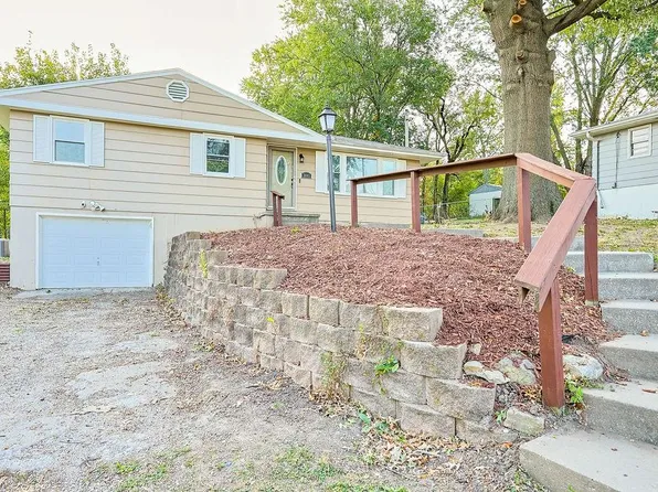 3841 Maplewood Dr, Saint Joseph, MO 64506