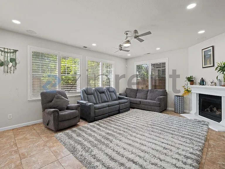 633 Farrington St — Photo 13