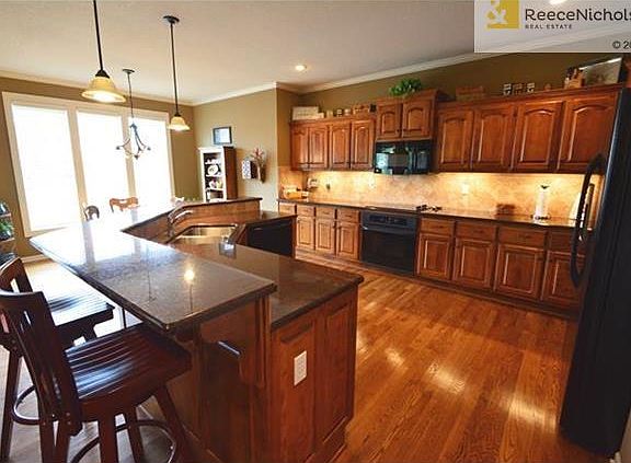 Extremely large wrap-around island with beautiful granite!