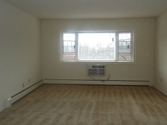 4th image of 4 Kensington Cir APT E
