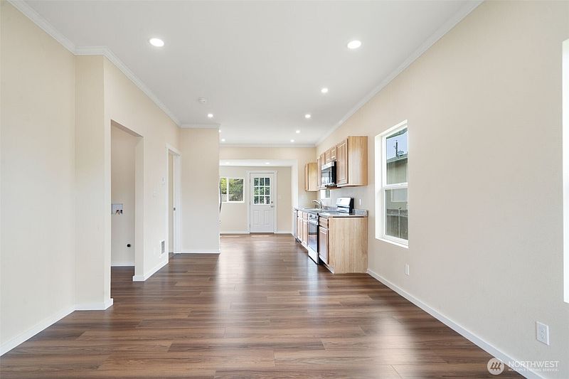5th image of 610 E 7th Street