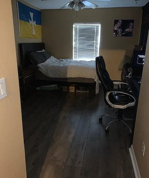 2nd bedroom w new flooring