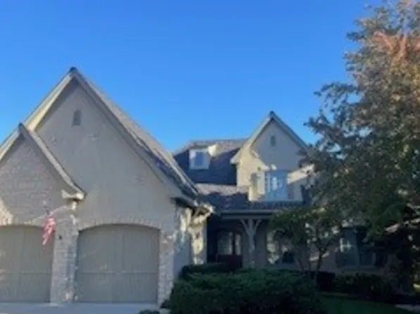 24 Forest Gate Cir, Oak Brook, IL 60523