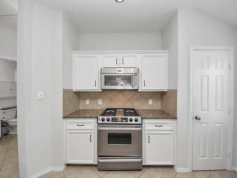 943 W Heights Hollow Ln — Photo 17