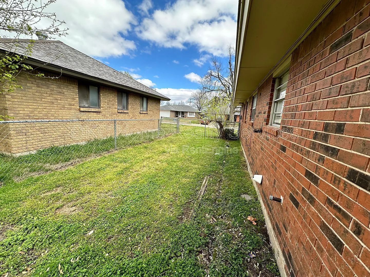 3 bed, 2.0 bath, 975 sqft, $1,295 — Photo 3