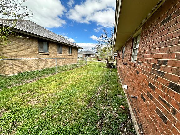 3rd image of 8417 S Villa Ave