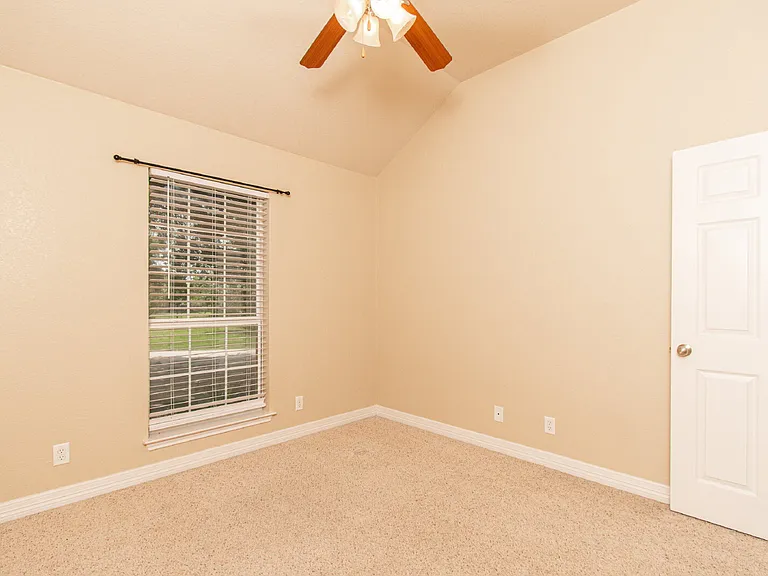 1401 Saxon Cir — Photo 21