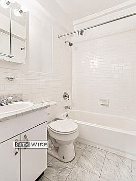 4th image of 1045 Lexington Ave APT 3RS