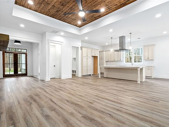 3rd image of 124 Fern Ridge Ln