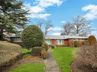 2 Woodcrest Dr, Roslyn, NY 11576