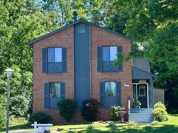 211 Keyes Ct, Sterling, VA 20164