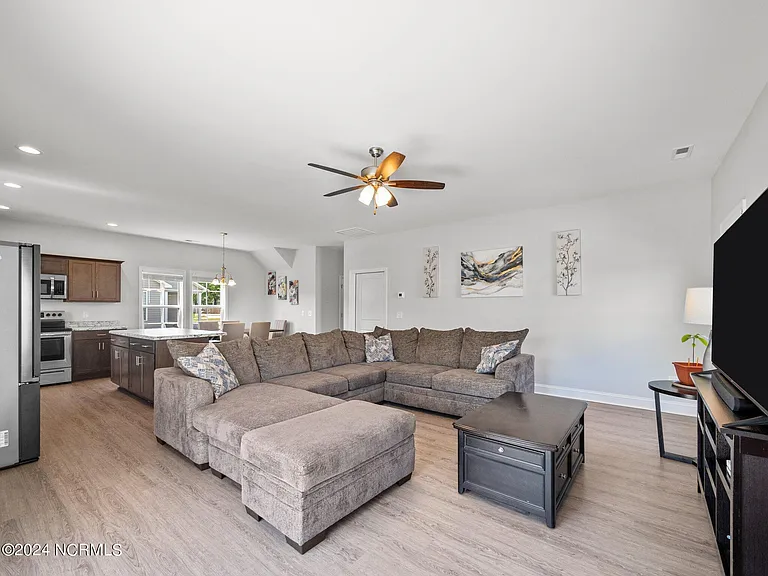 516 Poults Dr — Photo 7