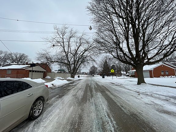 4th image of 9628 Becker Ave